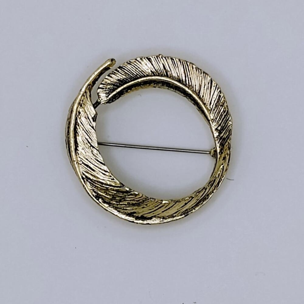 Vtg Single Feather in a Circle Brooch